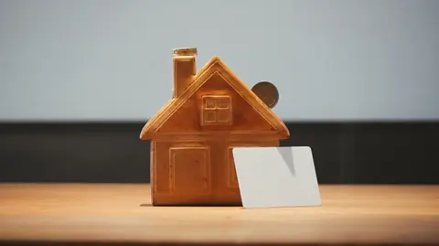 Flat Mortgage Rates Are Keeping Housing Frozen